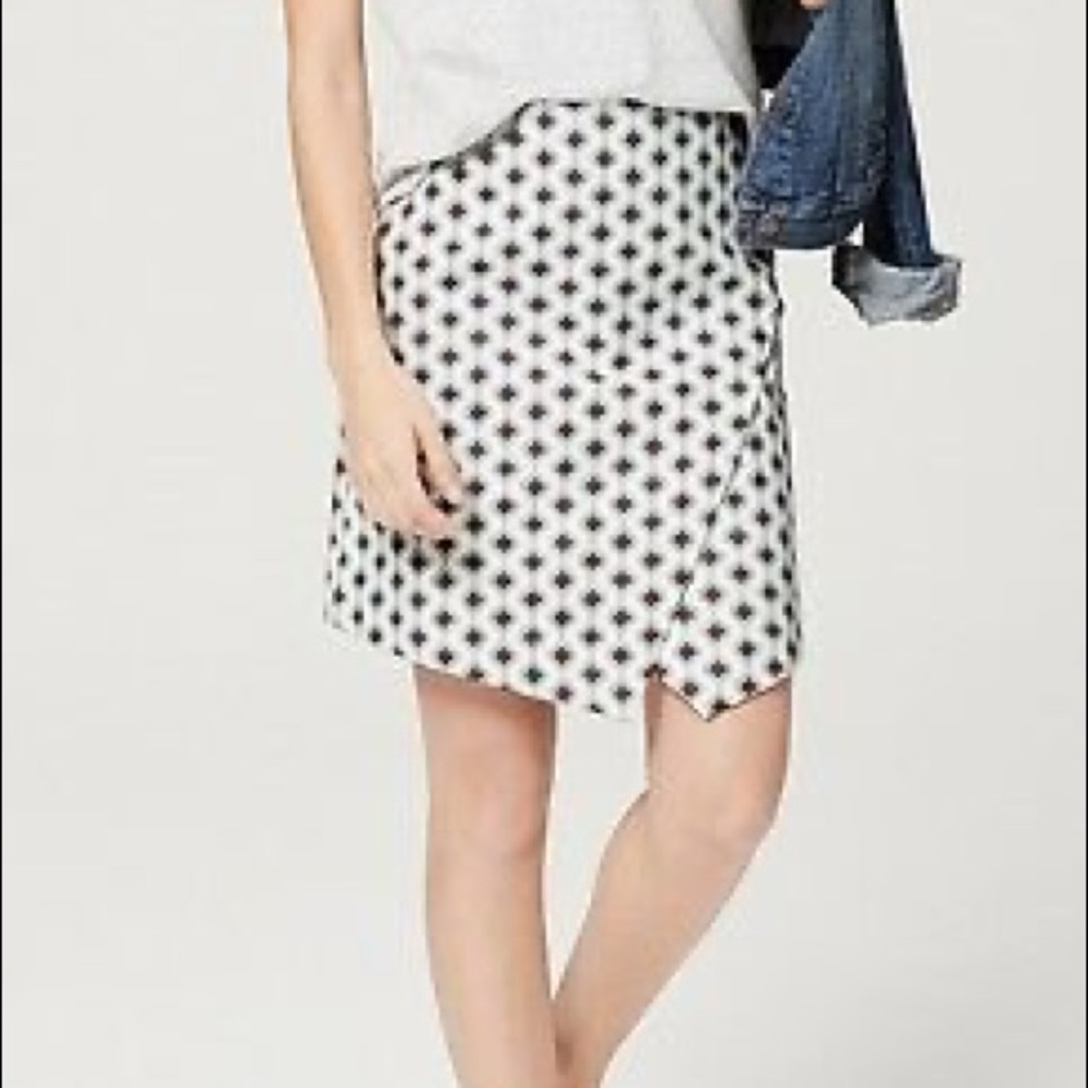 ๐HOSTPICK๐LOFT Asymmetrical Medallion Wrap Skirt - Picture 2 of 8